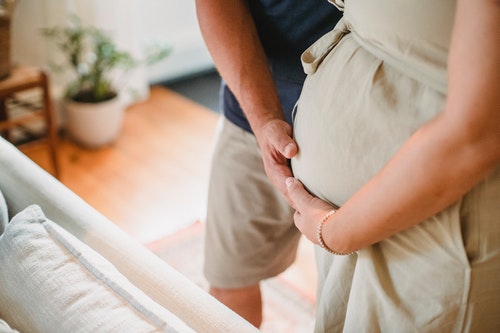 Men love their wives and help them during pregnancy